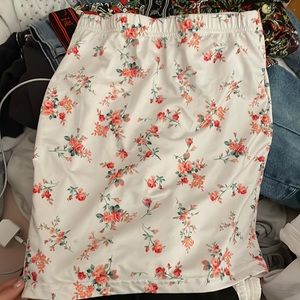 SHEIN FLORAL SKIRT SIZE XS